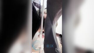 兄妹乱伦》爸妈不在家强行趴掉在厨房打电话的妹妹的内裤直接干她的小嫩B