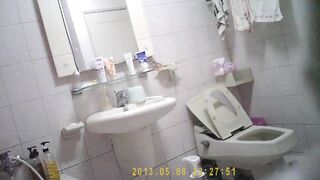 贵在真实，咸湿房东低价出租，长期偸拍白皙上班族小姐姐日常洗澡，阴毛腋毛性感，仔细搓洗阴部