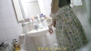 贵在真实，咸湿房东低价出租，长期偸拍白皙上班族小姐姐日常洗澡，阴毛腋毛性感，仔细搓洗阴部