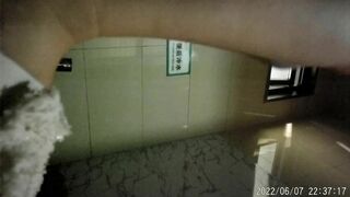 精品厕拍，商场女厕，高清近景，偸拍数位美少妇方便，非常诱惑.