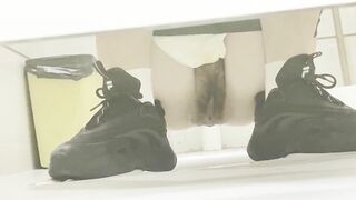 新流出❤️手持厕拍大神写字楼尾随几个白领姐姐女厕偷拍她们尿尿.