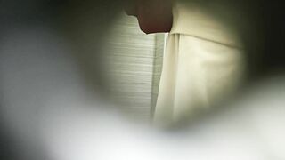 新流出手持厕拍猫眼原创❤️偷拍几个美女尿尿骚逼蕾丝内内穿好还摸一下逼