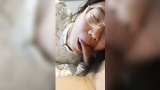 极品反差婊 艹骚眼镜妹，清纯素颜，酒店激情吞食男友大鸡巴，舔舐菊花，全程快乐微笑.