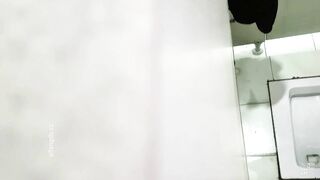 牛人潜入大学女厕近距离贴B拍多位漂亮学妹 各种美鲍鱼完美展示