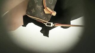 新流出❤️手持厕拍猫眼原创偷拍几个颜值不错的气质美女尿尿