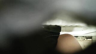 新流出❤️手持厕拍猫眼原创月经期还穿钉子裤美女太骚了