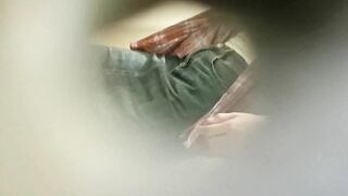 新流出❤️手持厕拍猫眼原创月经期还穿钉子裤美女太骚了