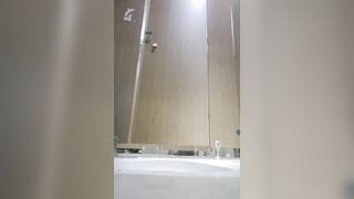 最新流出❤️精品厕拍高校附近酒吧女厕后拍学妹尿尿两个喝高的妹子呕吐