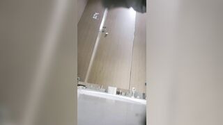 最新流出❤️精品厕拍高校附近酒吧女厕后拍长裙气质美女小黑逼正对镜头.