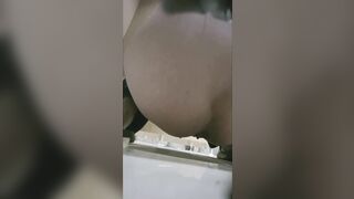 最新流出❤️精品厕拍高校附近酒吧女厕后拍长裙气质美女小黑逼正对镜头.