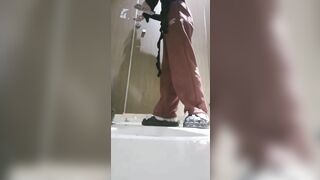 最新流出❤️精品厕拍高校附近酒吧女厕后拍长裙气质美女小黑逼正对镜头.