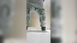 最新流出❤️精品厕拍高校附近酒吧女厕后拍长裙气质美女小黑逼正对镜头.