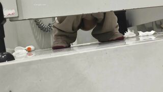 厕拍大神速速的世界❤️手持闯拍台球馆女厕偷拍来打球的美女尿尿有个不错的白虎妹.