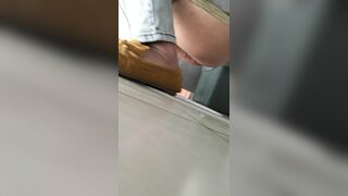 【精品厕拍达人】，潜入办公大楼女厕，全方位偸拍超多小姐姐方便，拍脸又拍逼，罕见的发生，偷拍中的偷拍6