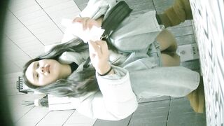 厕拍大神❤️写字楼女厕前后景双视角高清偷拍女同事尿尿黄色长靴高颜值