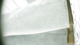 厕拍大神❤️写字楼女厕前后景双视角高清偷拍女同事尿尿黄色长靴高颜值