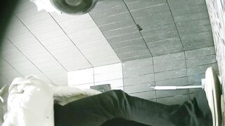 厕拍大神❤️写字楼女厕前后景双视角高清偷拍女同事尿尿黄色长靴高颜值1