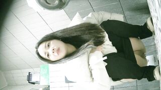 厕拍大神❤️写字楼女厕前后景双视角高清偷拍女同事尿尿黄色长靴高颜值1