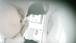 厕拍大神❤️写字楼女厕前后景双视角高清偷拍女同事尿尿黄色长靴高颜值1