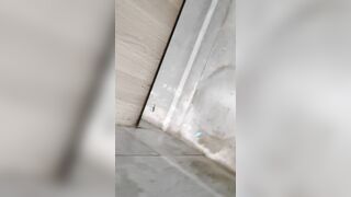 写字楼女厕全景偷拍 几个美女职员的肥美大鲍鱼