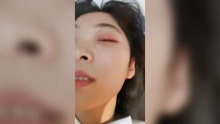 高颜值校花级大学生 露脸做爱啪啪，轻轻一操就哼哼唧唧的 被操的骚叫不停 声音动听，年纪轻轻如此反差