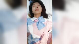 高颜值校花级大学生 露脸做爱啪啪，轻轻一操就哼哼唧唧的 被操的骚叫不停 声音动听，年纪轻轻如此反差