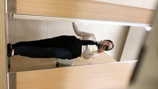 商场女厕全景偷拍高跟制服女经理 还是一个粉嫩的满是褶子的海螺B