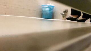 商场女厕全景偷拍高跟制服女经理 还是一个粉嫩的满是褶子的海螺B