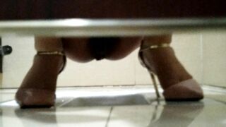 装修公司女厕全景偷拍连衣裙少妇的大黑B4K原档