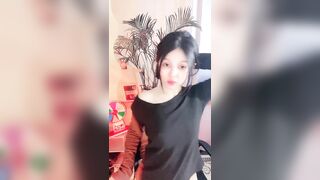 2025年4月新人，【小少妇以下海】，舞蹈御姐， 超骚~超漂亮~道具自慰~尿尿，甜美可人校园女神2