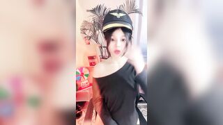 2025年4月新人，【小少妇以下海】，舞蹈御姐， 超骚~超漂亮~道具自慰~尿尿，甜美可人校园女神2