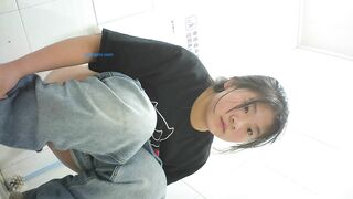 精品厕拍】，脸逼同框高清偷拍女蹲厕，各种类型小姐姐方便，微胖小妹闻自己内裤上的白带有无异味