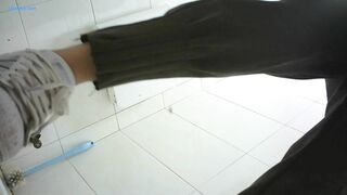 精品厕拍】，脸逼同框高清偷拍女蹲厕，各种类型小姐姐方便，微胖小妹闻自己内裤上的白带有无异味1