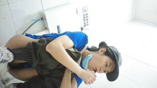 精品厕拍】，脸逼同框高清偷拍女蹲厕，各种类型小姐姐方便，微胖小妹闻自己内裤上的白带有无异味1