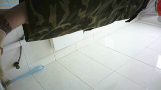 精品厕拍】，脸逼同框高清偷拍女蹲厕，各种类型小姐姐方便，微胖小妹闻自己内裤上的白带有无异味2