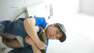 精品厕拍】，脸逼同框高清偷拍女蹲厕，各种类型小姐姐方便，微胖小妹闻自己内裤上的白带有无异味4
