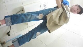 精品厕拍】，脸逼同框高清偷拍女蹲厕，各种类型小姐姐方便，微胖小妹闻自己内裤上的白带有无异味4