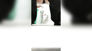 最新流出❤️顶级厕拍新系列❤️前拍高颜值女神尿尿高清特写开着闪光灯补光(6)妹子用苹果手机遮挡防偷拍