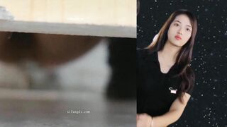 最新流出❤️顶级厕拍新系列❤️前拍高颜值女神尿尿高清特写开着闪光灯补光(7)大森林美女pk无毛逼美女