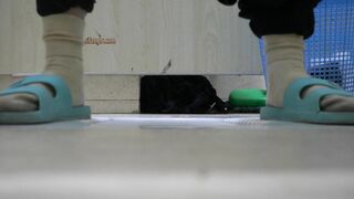 新流出厕拍❤️大神潜入商场女厕偷拍顾客尿尿透过门缝拍逼