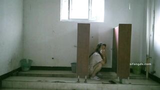 4月流出佼佼者全景廁拍❤️系列蘇州工業園電子廠女工宿舍女廁——升級全景 溝底雙視角偷拍1