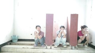 4月流出佼佼者全景廁拍❤️系列蘇州工業園電子廠女工宿舍女廁——升級全景 溝底雙視角偷拍3