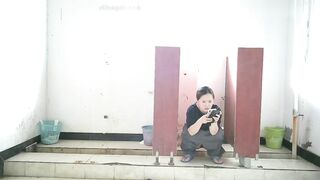 4月流出佼佼者全景廁拍❤️系列蘇州工業園電子廠女工宿舍女廁——升級全景 溝底雙視角偷拍4