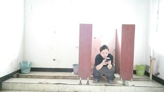 4月流出佼佼者全景廁拍❤️系列蘇州工業園電子廠女工宿舍女廁——升級全景 溝底雙視角偷拍4