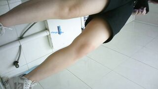 精品厕拍】，脸逼同框高清偷拍女蹲厕，各种类型小姐姐方便，微胖小妹闻自己内裤上的白带有无异味.