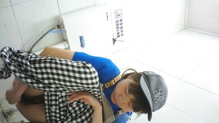 精品厕拍】，脸逼同框高清偷拍女蹲厕，各种类型小姐姐方便，微胖小妹闻自己内裤上的白带有无异味.1