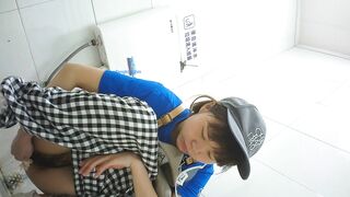 精品厕拍】，脸逼同框高清偷拍女蹲厕，各种类型小姐姐方便，微胖小妹闻自己内裤上的白带有无异味.1