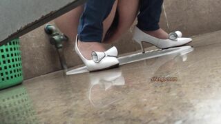 大胆坑神藏身办公楼女厕，全方位偸拍超多小姐姐方便，拍脸又拍逼