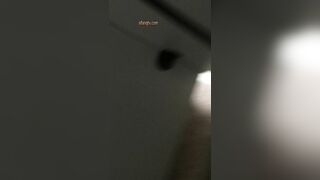 大胆坑神藏身办公楼女厕，全方位偸拍超多小姐姐方便，拍脸又拍逼1