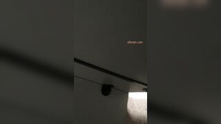 大胆坑神藏身办公楼女厕，全方位偸拍超多小姐姐方便，拍脸又拍逼1